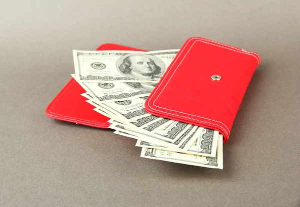 Geldbörse mit Hundert-Dollar-Scheinen, auf farbigem Hintergrund — Stockfoto