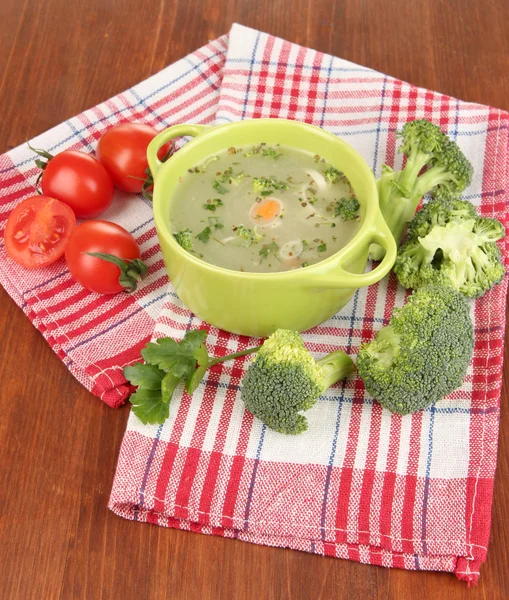 Sopa de dieta com verduras na panela na mesa de madeira close-up — Fotografia de Stock