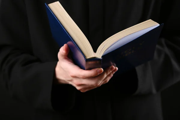 Священник, читающий Священную Библию, крупным планом — стоковое фото