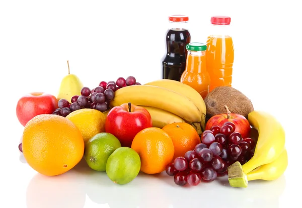 Frutas diferentes e suco isolado em branco — Fotografia de Stock