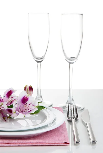 Table de fête avec des fleurs isolées sur blanc — Photo