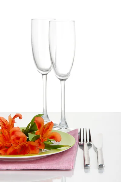 Cenário de mesa festiva com flores isoladas em branco — Fotografia de Stock