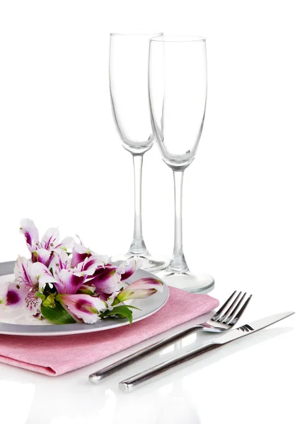 Святкова обстановка столу з квітами ізольовані на білому — стокове фото