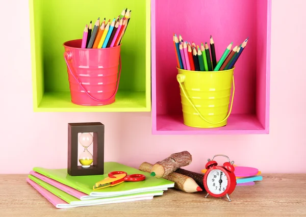 베이지색 배경에 선반에 pails에 다채로운 연필 — 스톡 사진
