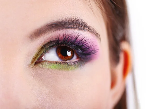 Bellissimo occhio femminile con trucco luminoso — Foto Stock