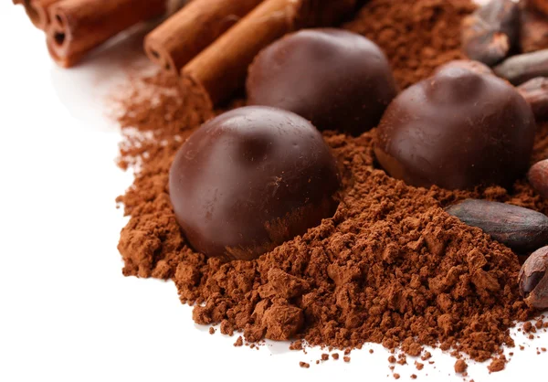 Composizione di caramelle al cioccolato, cacao e spezie, isolate su bianco — Foto Stock