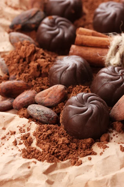 Composição de doces de chocolate, cacau e especiarias em fundo marrom — Fotografia de Stock