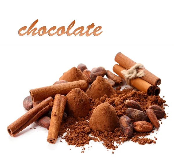 Trufle czekoladowe, kakao i przyprawy na białym tle — Zdjęcie stockowe