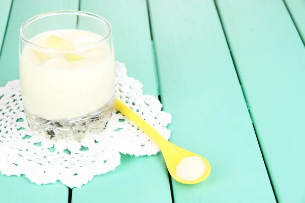 Delicioso yogur en vidrio sobre mesa de madera de cerca —  Fotos de Stock