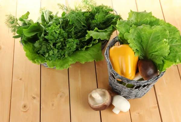 Nuttige kruiden op houten tafel — Stockfoto