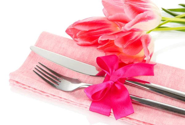 Festliche Tischdekoration mit Tulpen isoliert auf weiß — Stockfoto