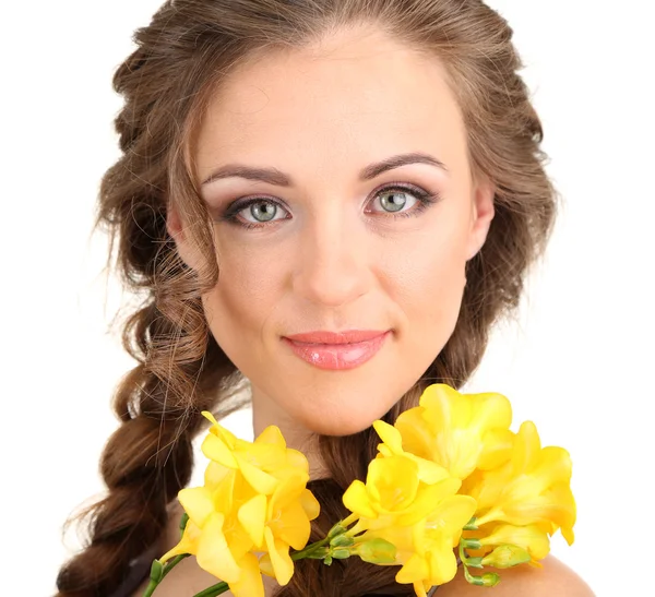 Mujer joven con hermoso peinado y flores, aislado en blanco — Foto de Stock