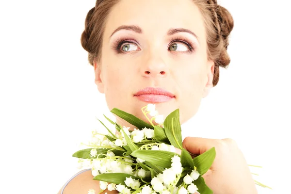 Giovane donna con bella acconciatura e fiori, isolata su bianco — Foto Stock