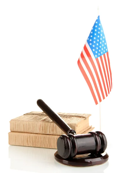 Martelo de madeira, livros e bandeira americana isolado em branco — Fotografia de Stock