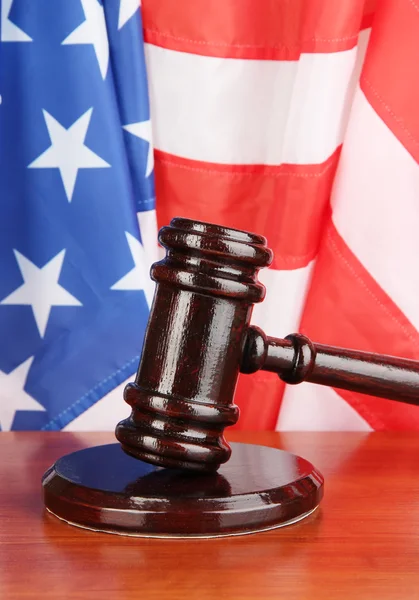 Soudce kladívkem na pozadí americké vlajky — Stock fotografie