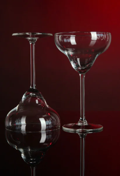 Dois copos no fundo vermelho escuro — Fotografia de Stock