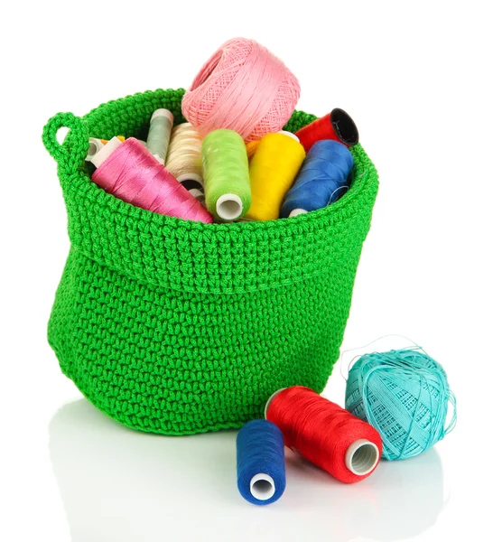 多彩纱针织用绿色购物篮孤立在白色中 — 图库照片