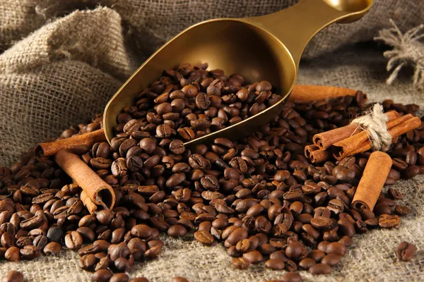 Gabona kávé és a kanál a szürke háttér — Stock Fotó