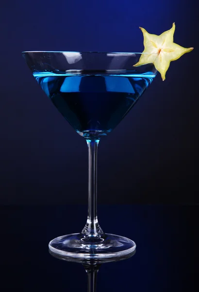 Cóctel azul en vaso de martini sobre fondo azul oscuro —  Fotos de Stock