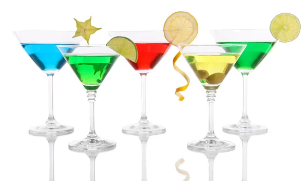 Алкогольные коктейли в бокалах мартини, изолированных на белом — стоковое фото