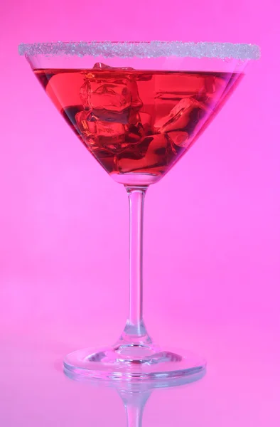 红色鸡尾酒马提尼酒杯在粉红色的背景上 — 图库照片