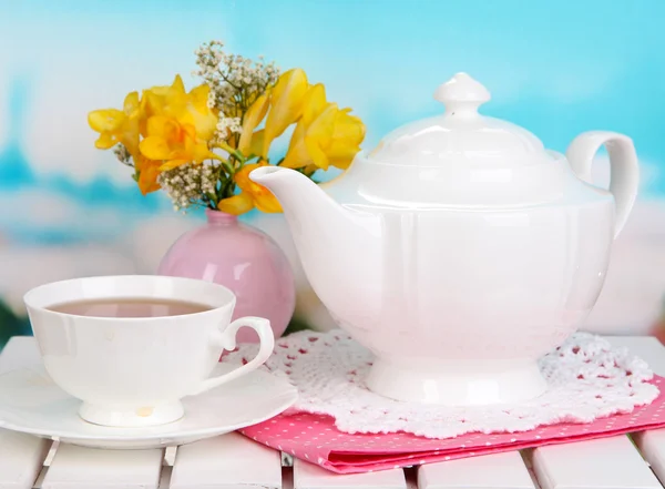 Conjunto bonito com chá na mesa de piquenique de madeira no fundo natural — Fotografia de Stock