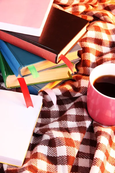 Muchos libros con marcadores en cuadros — Foto de Stock