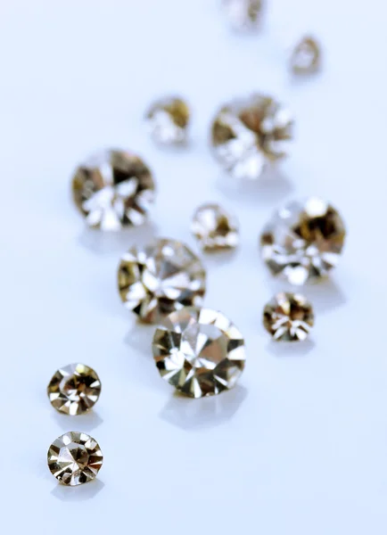 Beyaz izole güzel parlayan kristaller (elmas), — Stok fotoğraf
