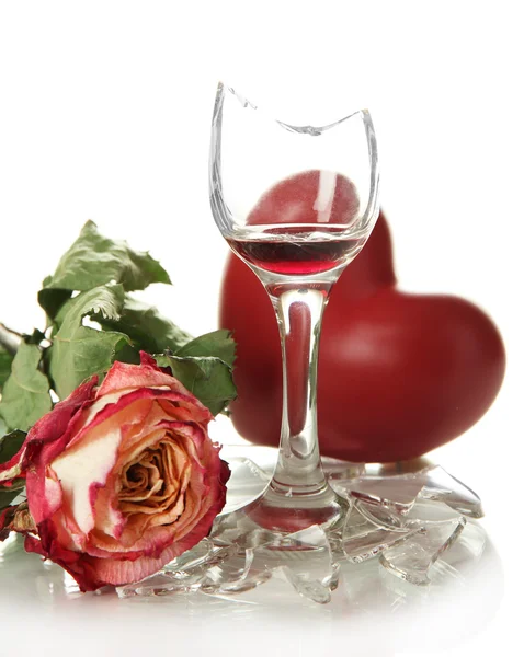 Gebroken wijnglas met droge rose en decoratieve hart geïsoleerd op wit — Stockfoto