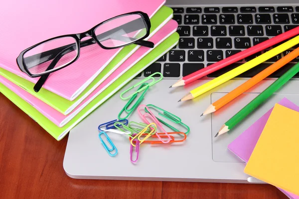 Laptop met briefpapier op tafel — Stockfoto