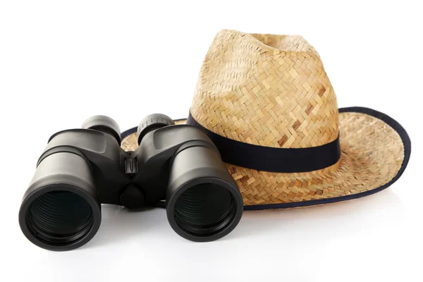 白で隔離される麦藁帽子と黒の現代双眼鏡 — ストック写真