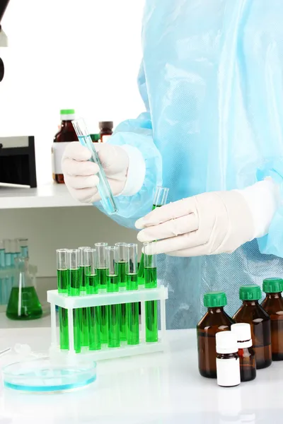 Scientist conducting research in laboratory close up — Stock Photo, Image