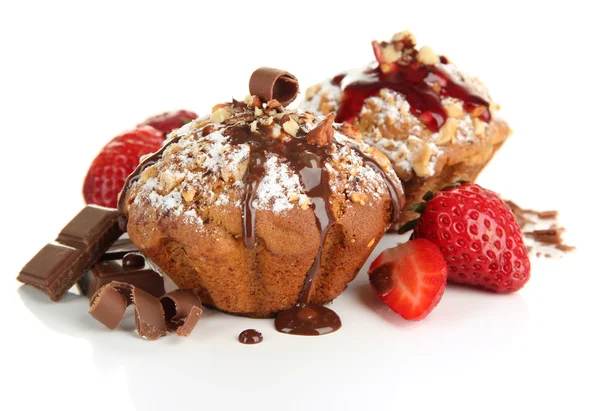 Torte di muffin saporite con fragole e cioccolato, isolate su bianco — Foto Stock