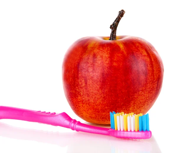 Maçã com uma escova de dentes isolada em branco — Fotografia de Stock