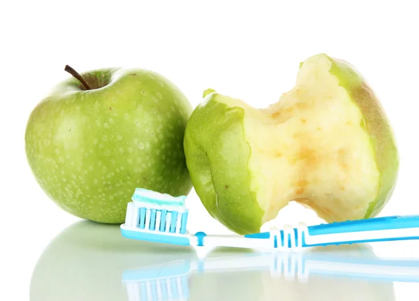 Maçãs com uma escova de dentes isolada em branco — Fotografia de Stock