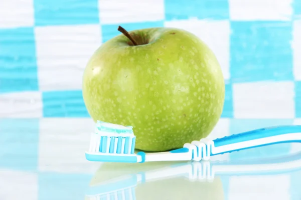 Pomme avec une brosse à dents sur l'étagère dans la salle de bain — Photo