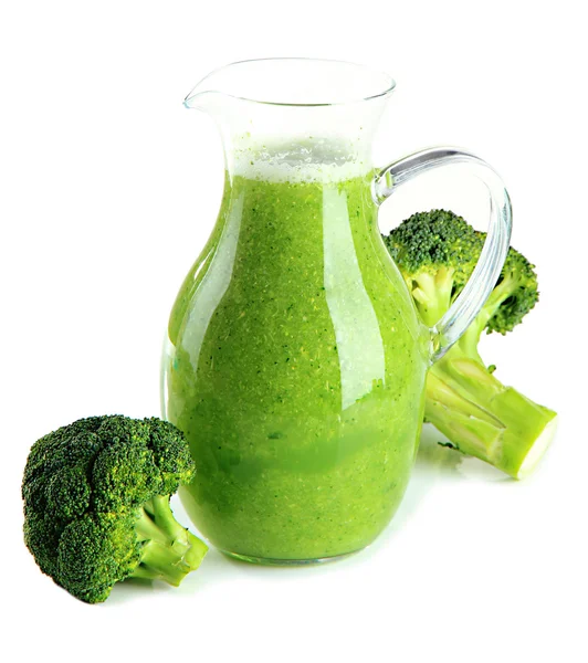 Brocca di vetro di succo di broccoli isolato su bianco — Foto Stock