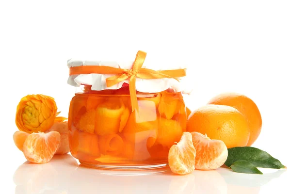 Confiture d'orange avec zeste et mandarines, isolée sur blanc — Photo