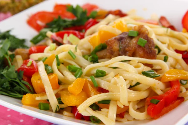 Tagliatelle con verdure sul piatto primo piano — Foto Stock