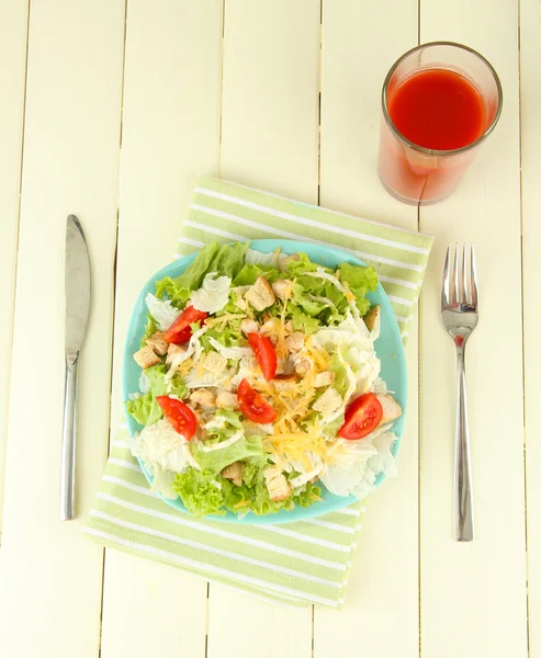 Salada Caesar na placa azul, na cor de fundo de madeira — Fotografia de Stock