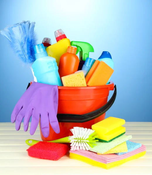 Schoonmaak items in emmer op kleur achtergrond — Stockfoto