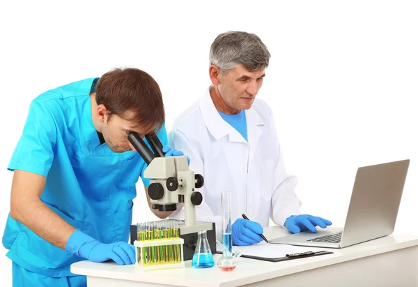 Γιατρό και assayer κατά τη διάρκεια της έρευνας που απομονώνονται σε λευκό — Φωτογραφία Αρχείου