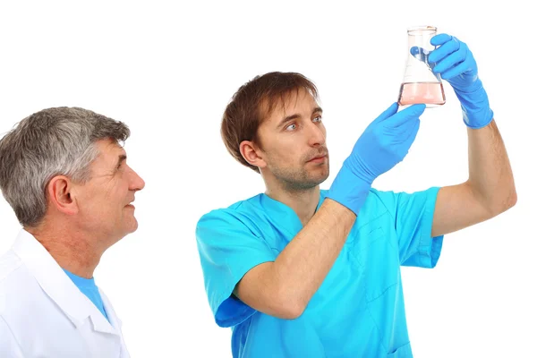 Doktor ve assayer üzerinde beyaz izole araştırma sırasında — Stok fotoğraf