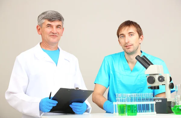 Läkare och assayer under forskning på rummet bakgrund — Stockfoto