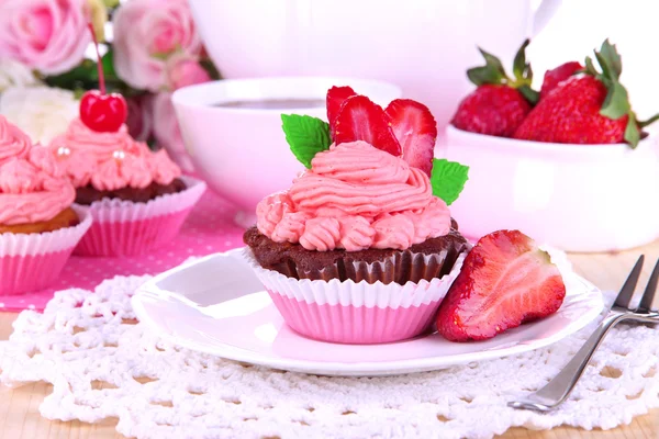 Beautiful strawberry cupcakes on dining table close-up — Stock Photo, Image