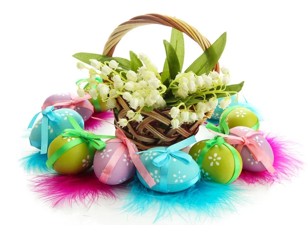 Hermosos huevos de Pascua y lirios del valle en cesta, aislados en blanco —  Fotos de Stock