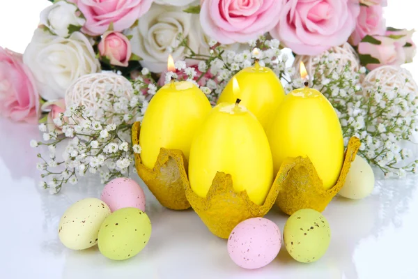 Osterkerzen mit Blumen in Nahaufnahme — Stockfoto