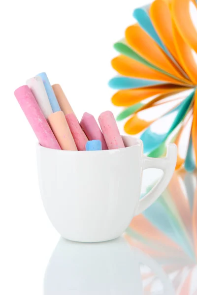 Gessi colorati in tazza isolati su bianco — Foto Stock