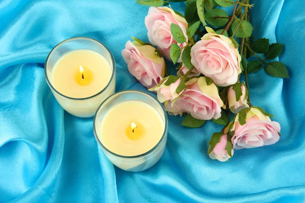 Velas en tela azul de cerca — Foto de Stock