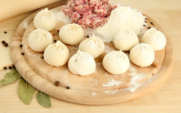 Rå dumplings, ingredienser och degen, på träbord — Stockfoto